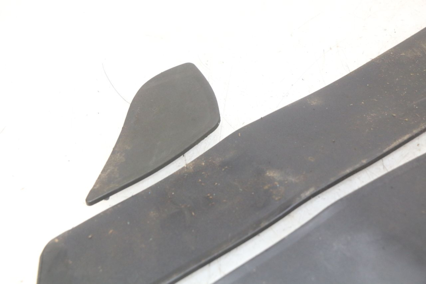 photo de FOOTBOARD MAT YAMAHA YP MAJESTY 400 (2004 - 2008) - Alternative perspective