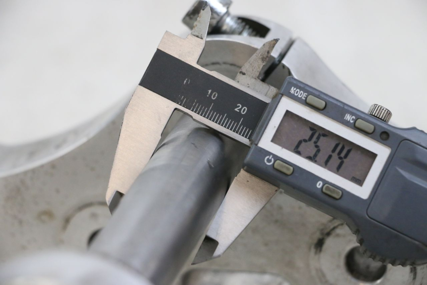 photo de YOKES FORK HARLEY DAVIDSON SPORTSTER XL CUSTOM 1200 (2003 - 2004) - Surface and material condition