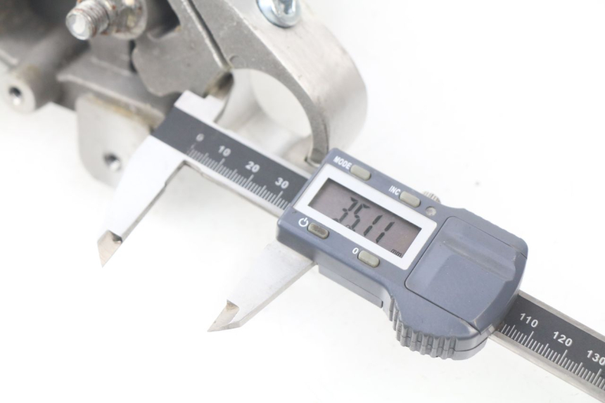 photo de UPPER FORK YOKE HYOSUNG AQUILA GV 125 (2009 - 2016) - Zoom on usage condition