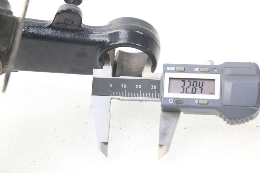 photo de UPPER TRIPLE CLAMP HONDA CA REBEL 125 (1995 - 2001) - Zoom on usage condition