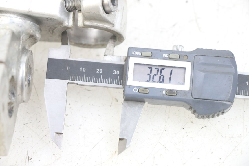 photo de UPPER TRIPLE CLAMP HONDA CA REBEL 125 (1995 - 2001) - Zoom on usage condition