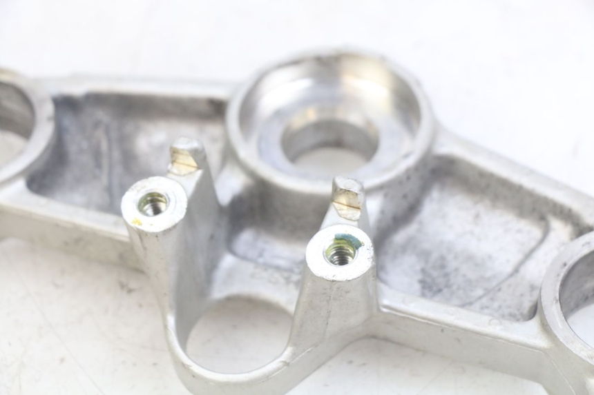 photo de UPPER TRIPLE CLAMP HONDA CBR F SC25 1000 (1989 - 1992) - Alternative perspective