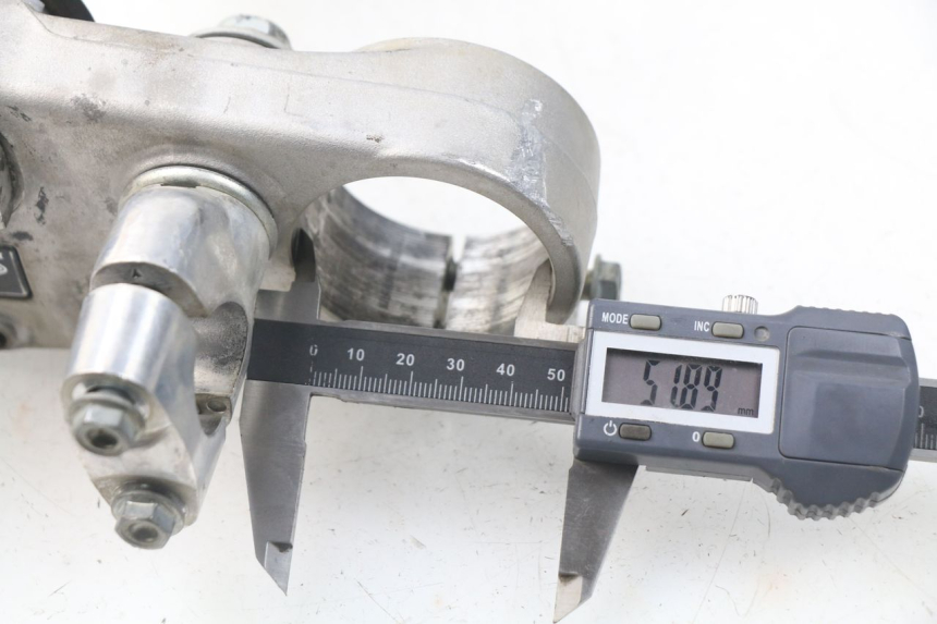 photo de UPPER FORK YOKE HONDA CRF CR-F 450 (2005 - 2008) - Alternative perspective