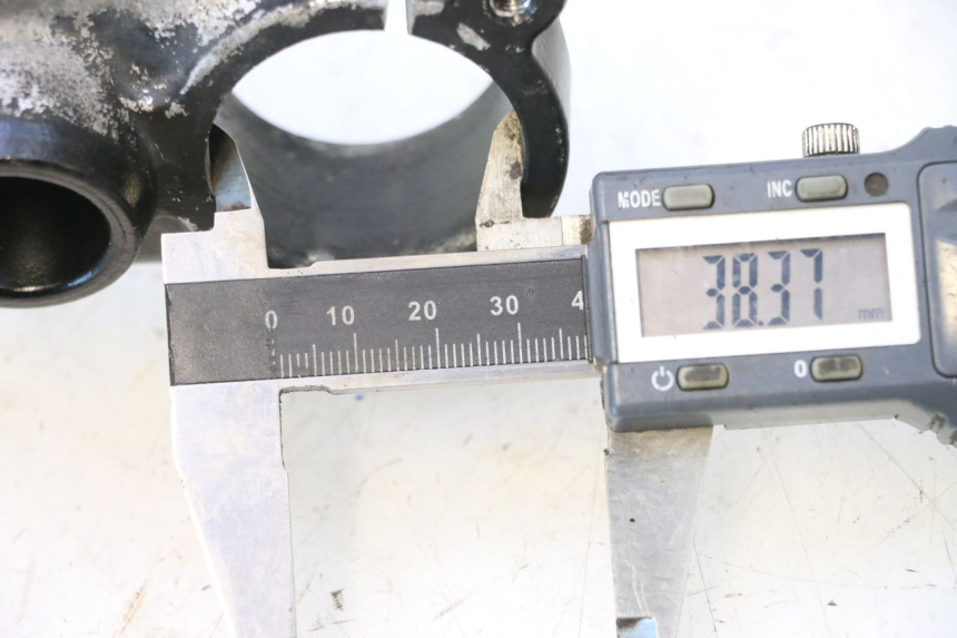 photo de UPPER FORK YOKE SUZUKI DR S 600 (1985 - 1989) - Component detail