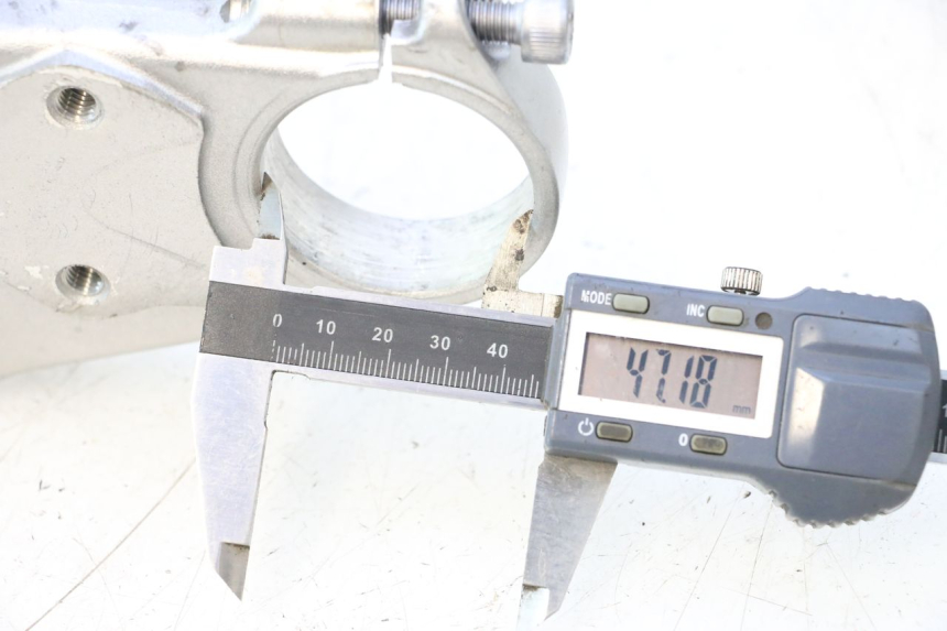 photo de UPPER FORK YOKE YAMAHA FJR 1300 (2001 - 2005) - Alternative perspective