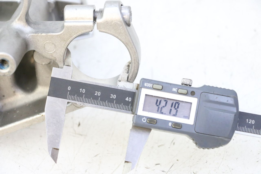 photo de UPPER FORK YOKE YAMAHA FZ6 FAZER S2 600 (2007 - 2011) - Component detail