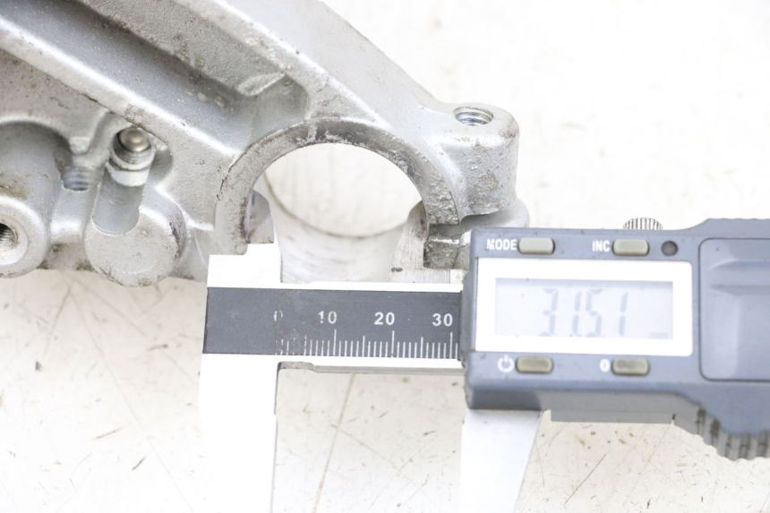 photo de UPPER FORK YOKE HYOSUNG GF 125 (2001 - 2005) - Zoom on usage condition