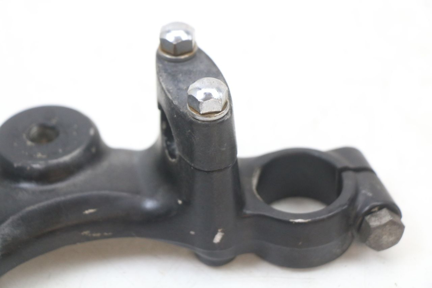 photo de UPPER FORK YOKE SUZUKI GN 125 (1997 - 2000) - Fixing points details