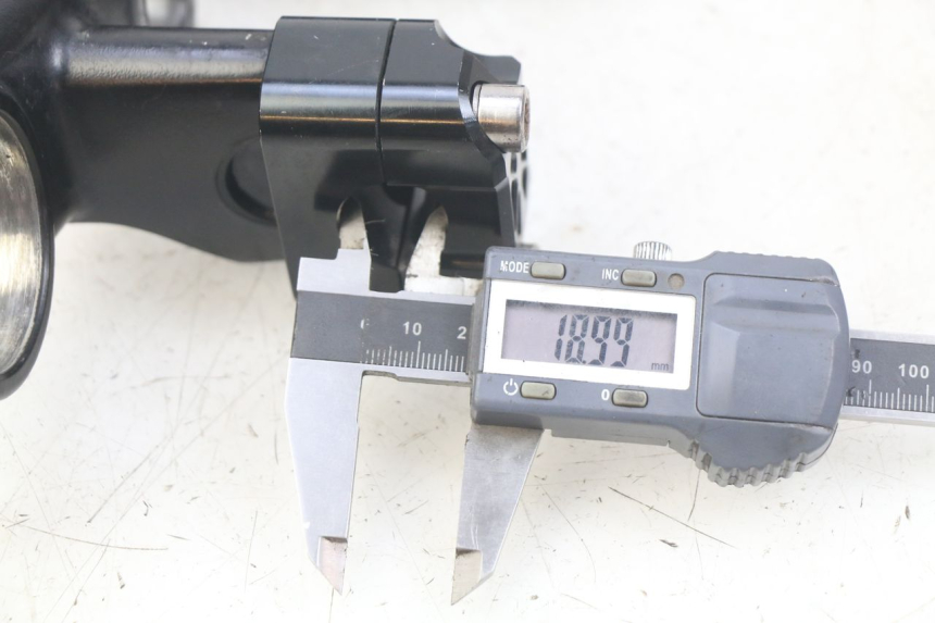 photo de UPPER TRIPLE CLAMP KAWASAKI KX 85 (2001 - 2013) - Zoom on usage condition