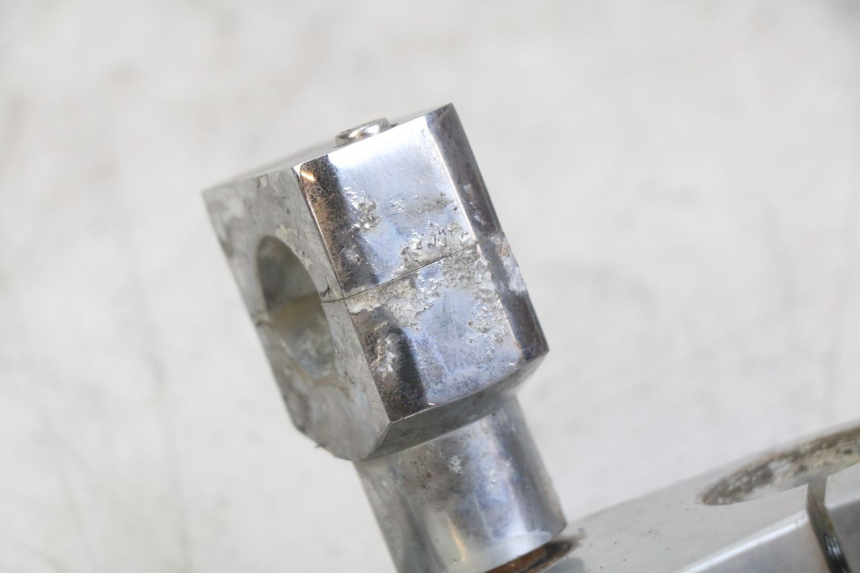 photo de UPPER TRIPLE CLAMP DAELIM VL DAYSTAR 125 (2000 - 2011) - Alternative perspective