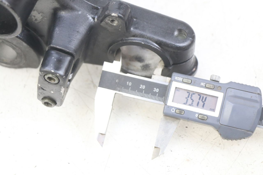 photo de UPPER TRIPLE CLAMP SYM WOLF SB 125 (2011 - 2018) - Zoom on usage condition