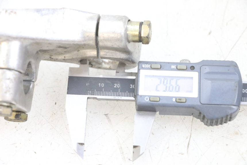 photo de UPPER TRIPLE CLAMP PEUGEOT XP6 50 (1997 - 2003) - Zoom on usage condition