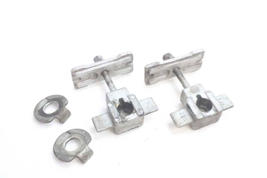 photo de CHAIN ADJUSTER HONDA CB F HORNET 600 (2005 - 2006) - Zoom on usage condition