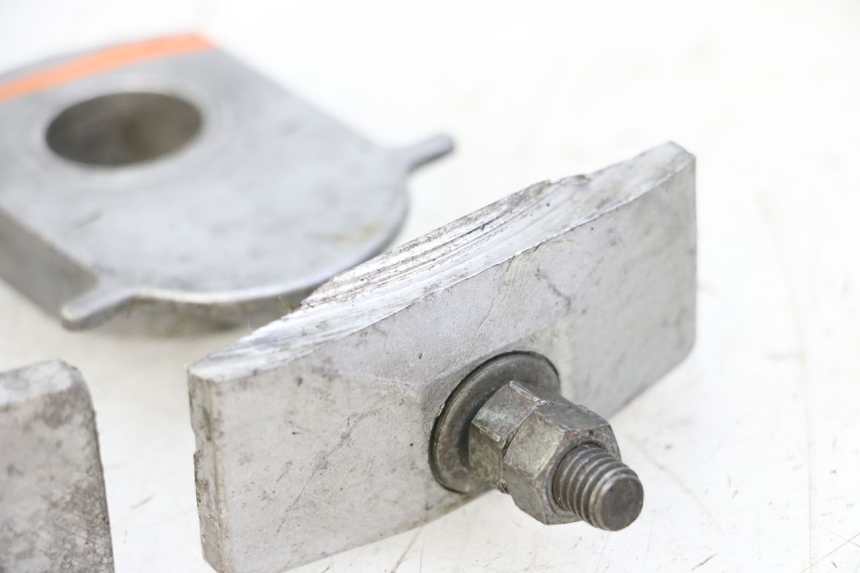 photo de CHAIN ADJUSTER YAMAHA FJ 36Y 1100 (1984 - 1985) - Zoom on usage condition