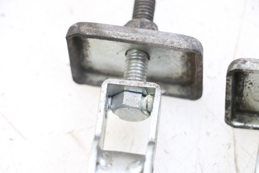 photo de CHAIN ADJUSTER HYOSUNG GF 125 (2001 - 2005) - Alternative perspective