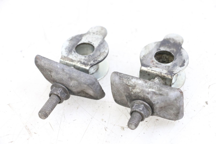 photo de CHAIN ADJUSTER SUZUKI GZ MARAUDER 125 (1998 - 2004) - Zoom on usage condition