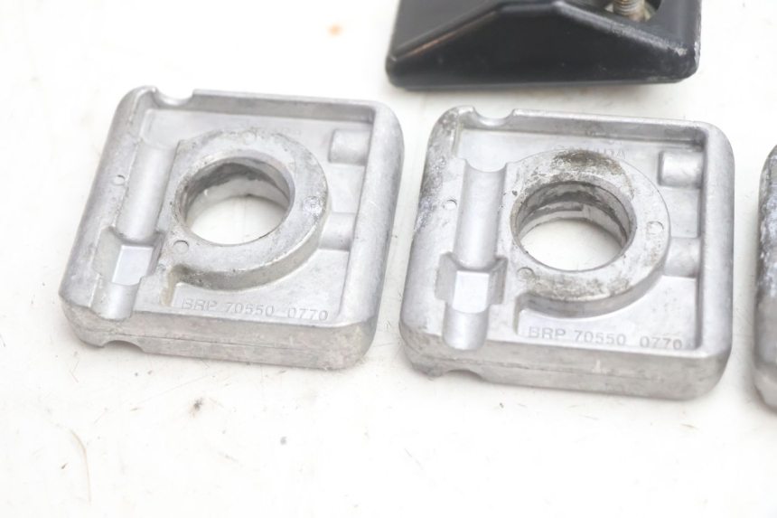 photo de CHAIN ADJUSTER CAN-AM SPYDER RS 1000 (2008 - 2012) - Alternative perspective