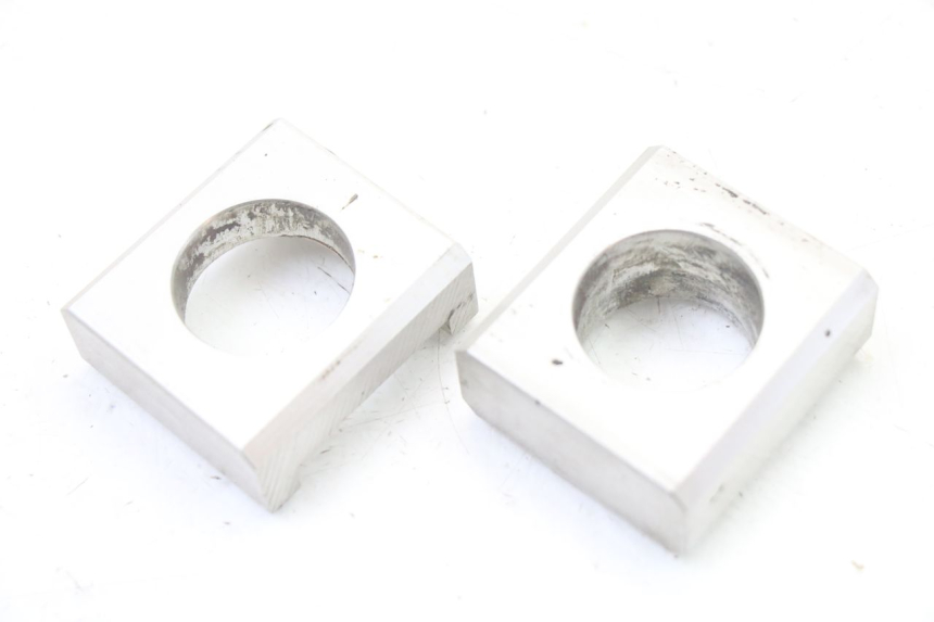 photo de CHAIN ADJUSTER YAMAHA FZ6 FAZER S2 600 (2007 - 2011) - Zoom on usage condition