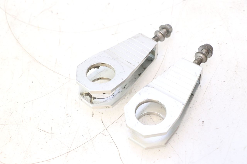 photo de CHAIN ADJUSTER YAMAHA YZF R6 600 (2008 - 2009) - Alternative perspective