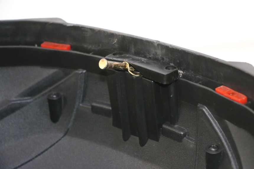 photo de TOP BOX PEUGEOT KISBEE 4T 50 (2023 - 2026) - Zoom on usage condition
