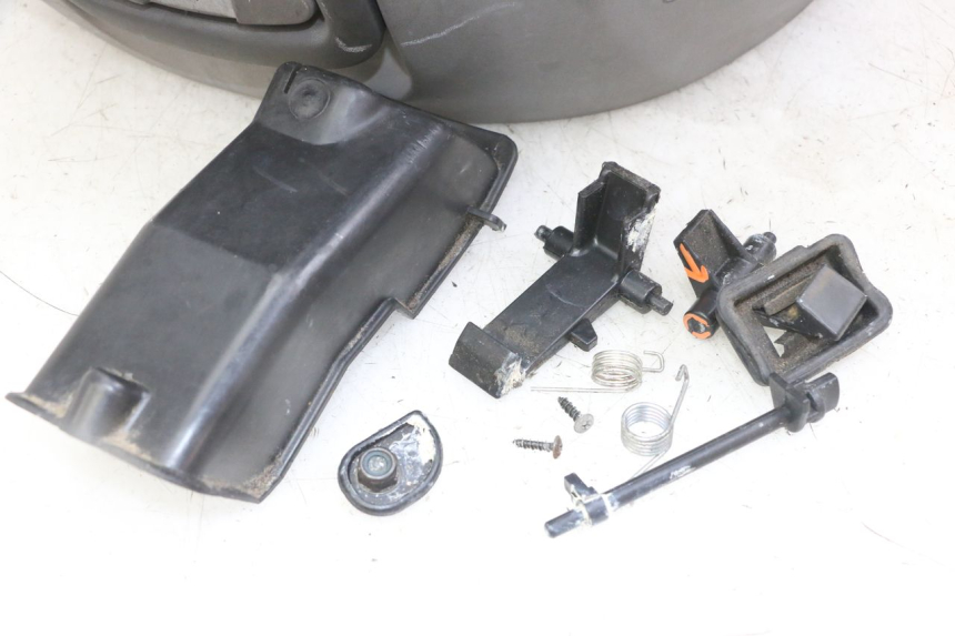 photo de TOP BOX PIAGGIO MP3 LT 300 (2010 - 2016) - Fixing points details