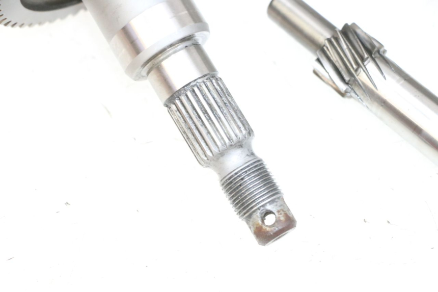 photo de REAR WHEEL SHAFT PIAGGIO NEW TYPHOON 50 (2018 - 2021) - Detailed visual inspection