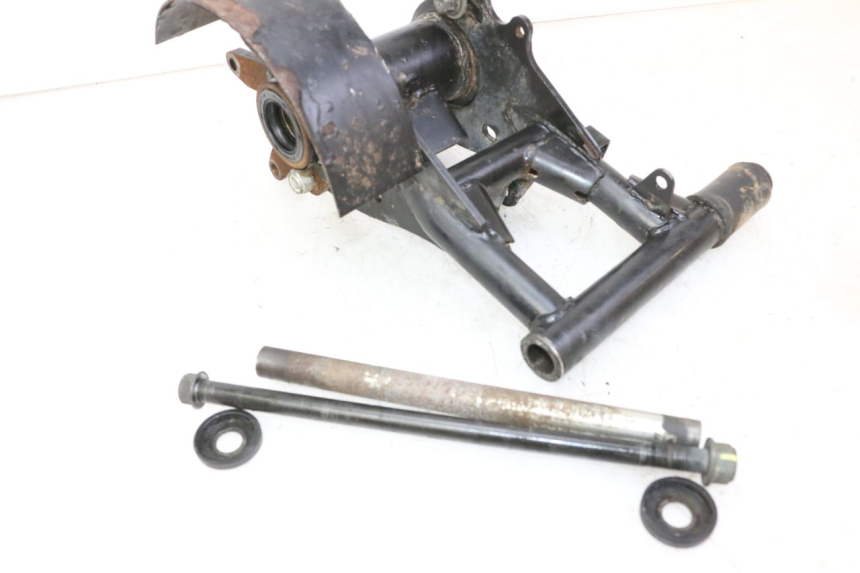 photo de REAR WHEEL SHAFT HYTRACK S 150 (2003 - 2011) - Component detail