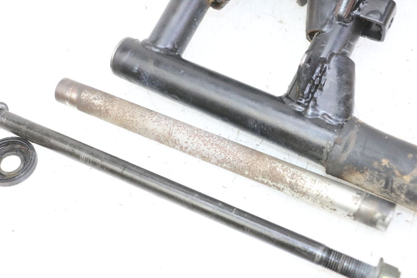 photo de REAR WHEEL SHAFT HYTRACK S 150 (2003 - 2011) - Alternative perspective