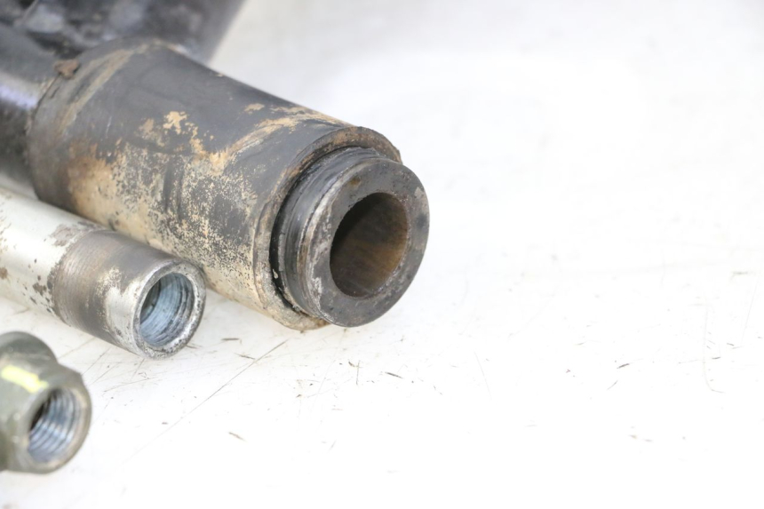 photo de REAR WHEEL SHAFT HYTRACK S 150 (2003 - 2011) - Technical close-up