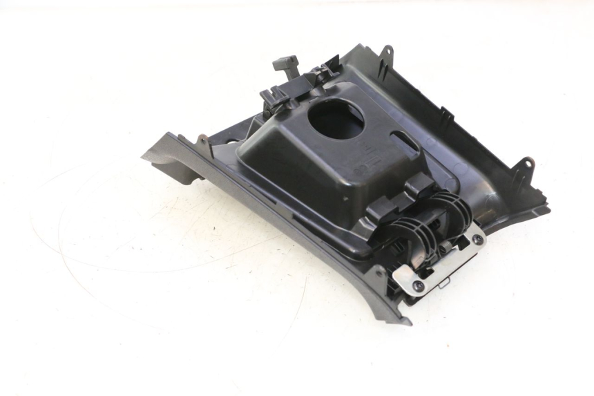 photo de FUEL FLAP PIAGGIO MP3 HPE 530 (2022 - 2026) - Fixing points details