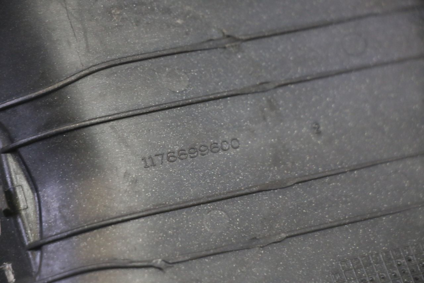 photo de FUEL FLAP PEUGEOT SATELIS 125 (2013 - 2018) - Fixing points details