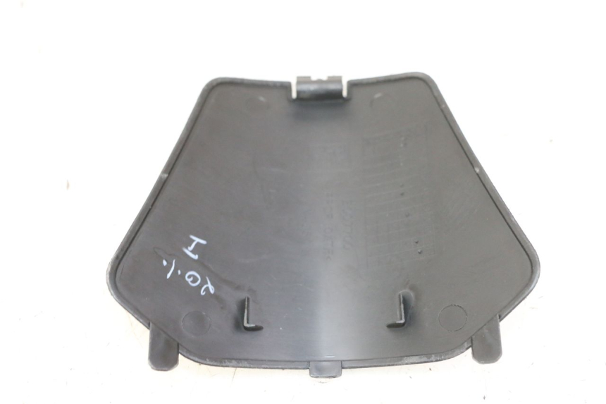 photo de FRONT INSPECTION COVER APRILIA SXR 50 (2021 - 2023) - Zoom on usage condition
