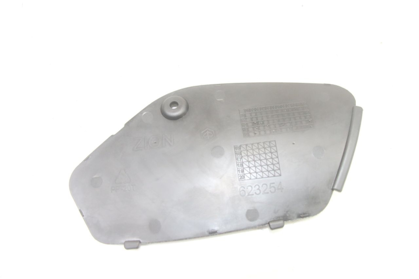 photo de RIGHT INSPECTION COVER PIAGGIO MP3 500 (2014 - 2017) - Alternative perspective
