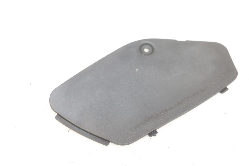 photo de RIGHT ACCESS PANEL PIAGGIO MP3 125 (2006 - 2014) - Zoom on usage condition