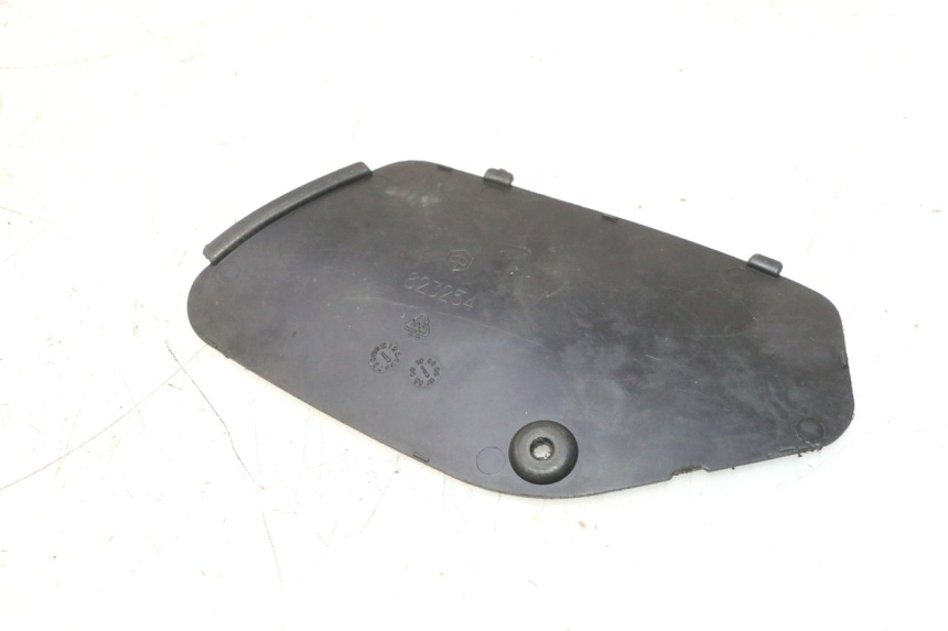 photo de RIGHT ACCESS PANEL PIAGGIO MP3 125 (2006 - 2014) - Technical close-up