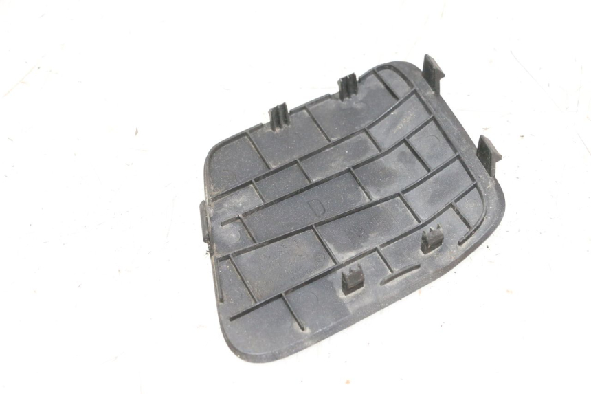 photo de RIGHT INSPECTION COVER PEUGEOT SATELIS 125 (2013 - 2018) - Zoom on usage condition