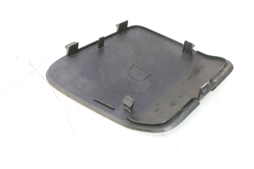 photo de RIGHT INSPECTION COVER PEUGEOT SATELIS 125 (2006 - 2009) - Zoom on usage condition