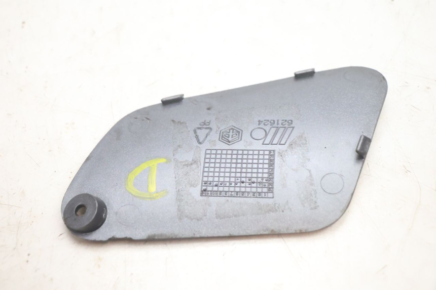 photo de RIGHT SIDE ACCESS PANEL PIAGGIO X9 EVOLUTION 125 (2003 - 2007) - Technical close-up