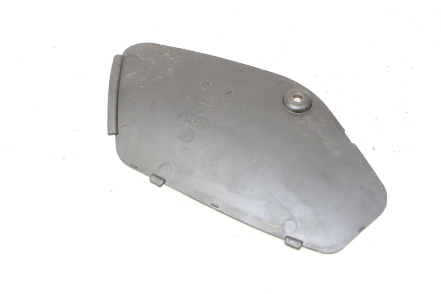 photo de LEFT SIDE ACCESS PANEL PIAGGIO MP3 LT 300 (2010 - 2016) - Zoom on usage condition