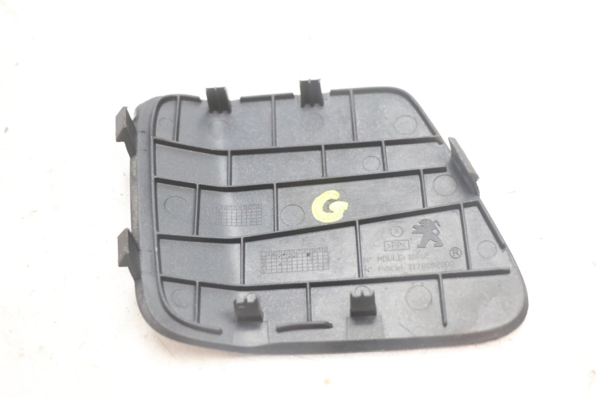 photo de LEFT ACCESS PANEL PEUGEOT SATELIS 125 (2013 - 2018) - Zoom on usage condition