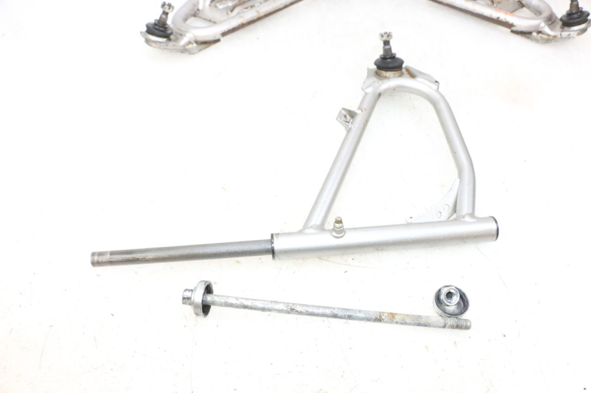 photo de FRONT WISHBONE CONTROL ARM YAMAHA YFM R RAPTOR 250 (2008 - 2014) - High-resolution close-up