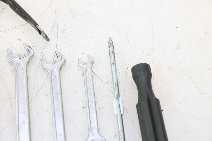photo de TOOL KIT HONDA CB F HORNET 600 (2005 - 2006) - Alternative perspective