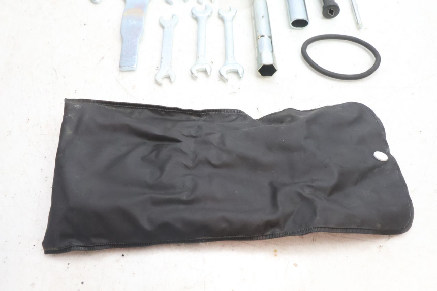 photo de TOOL KIT YAMAHA FZ8 800 (2010 - 2016) - Fixing points details
