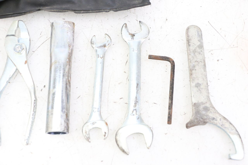 photo de TOOL KIT SUZUKI GSR 750 (2011 - 2017) - Fixing points details