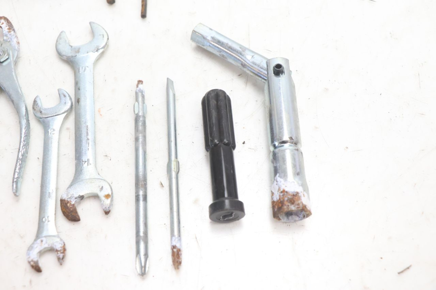 photo de TOOL KIT SUZUKI GSR 600 (2005 - 2012) - Technical close-up