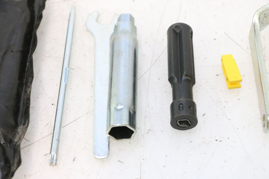 photo de TOOL KIT PIAGGIO MP3 LT 400 (2007 - 2012) - Fixing points details