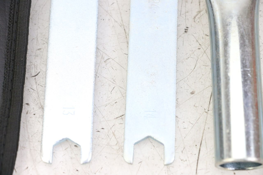 photo de TOOL KIT ROYAL ENFIELD SCRAM 411 (2022 - 2024) - Alternative perspective