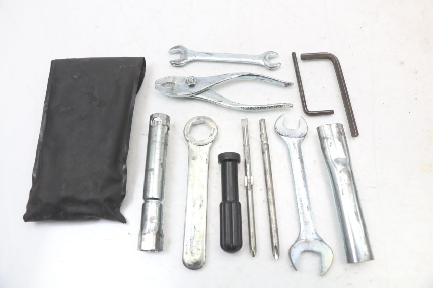 photo de Tool kit SUZUKI VL INTRUDER 125 (2004 - 2007) - Alternative perspective