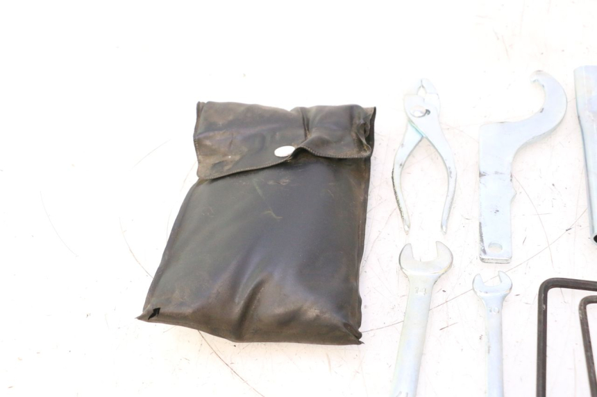 photo de TOOL KIT YAMAHA YZF R6 600 (2008 - 2009) - Surface and material condition