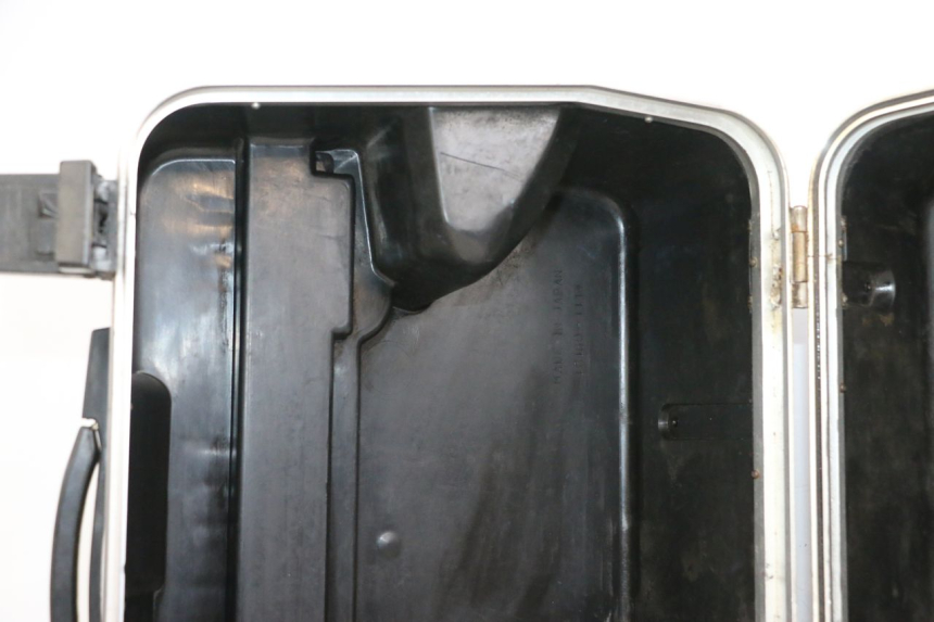 photo de LEFT SUITCASE KAWASAKI GTR 1000 (1994 - 2004) - Fixing points details